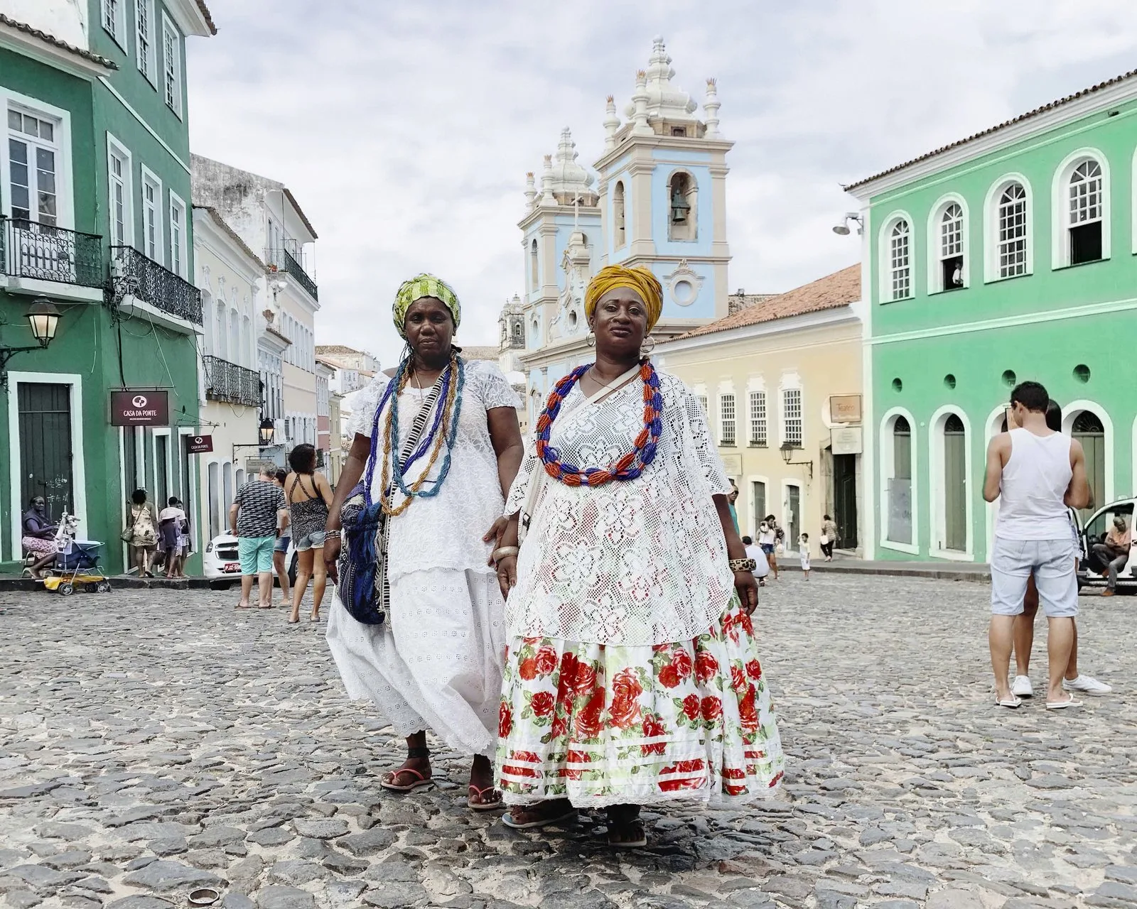 Dans le quartier du Pelourinho, ces femmes proposent aux touristes d’assister à des rituels du cando