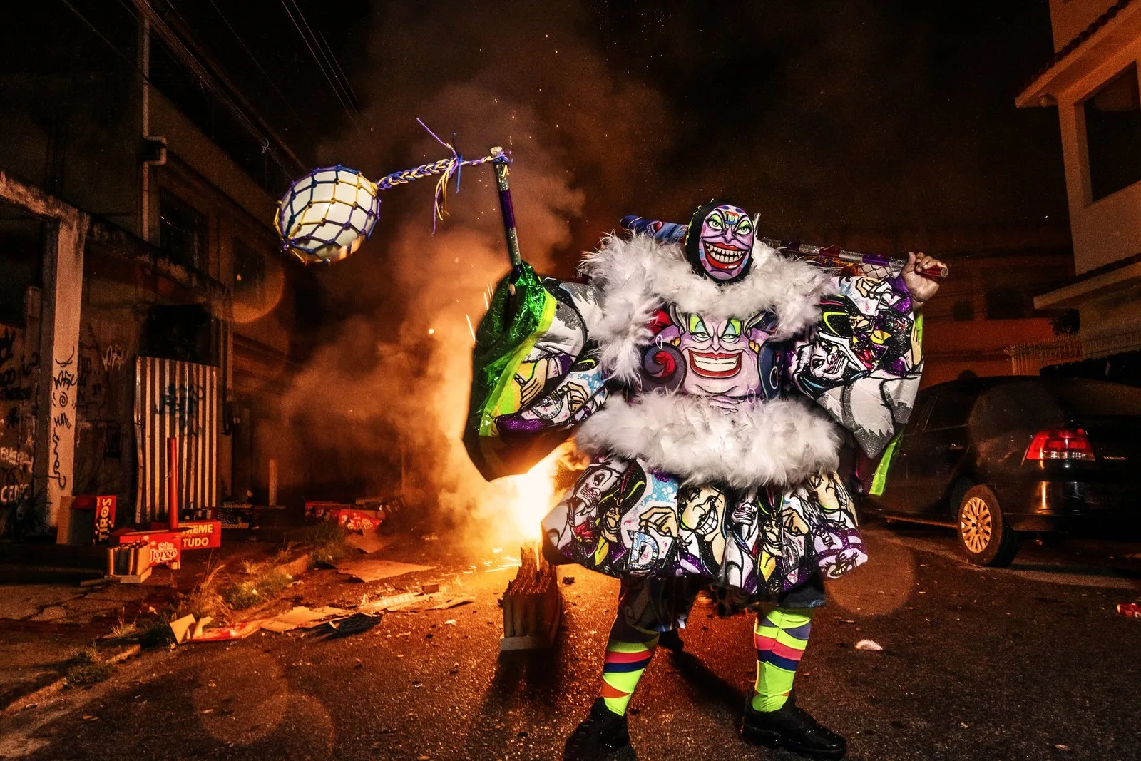 Dans la favela Morro dos Urubus (nord de Rio), un bate-bola frappe le sol avec son ballon pour