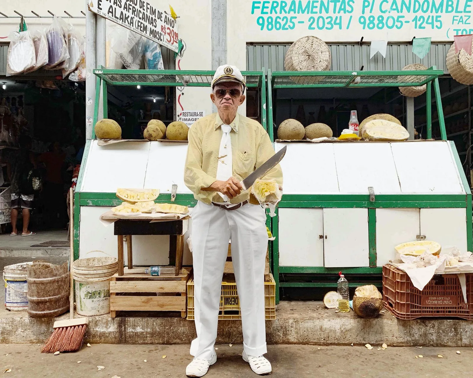 Ce vendeur du marché São Joaquim s’est rendu célèbre en vendant des fruits de jacquier tout en